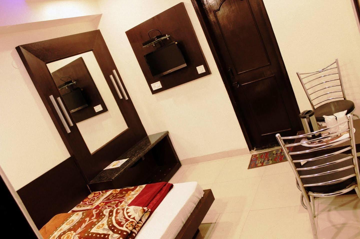 Hotel Peace Point - 1 Min Walking Distance From Station New Delhi Eksteriør billede